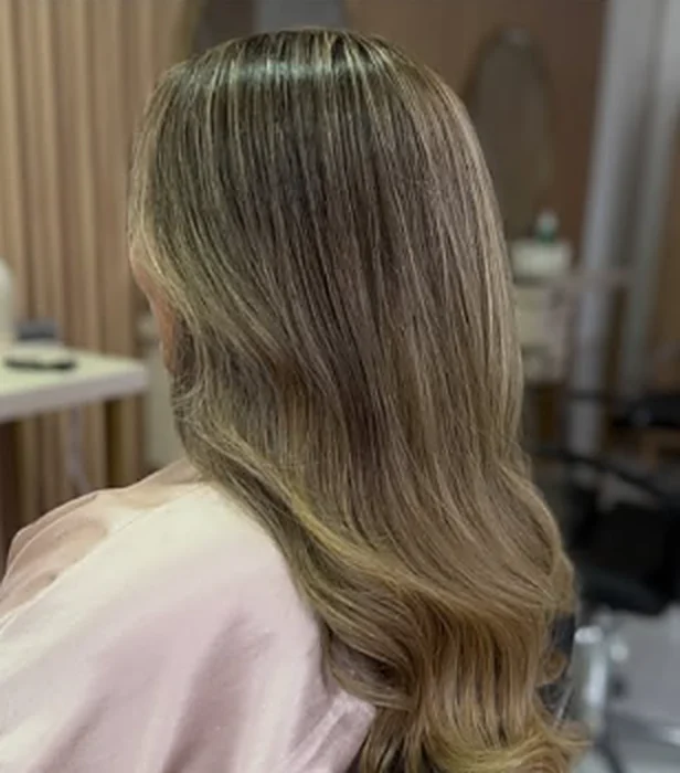 Balayage rubio con ondas suaves, trabajo de Mef Hair Studio